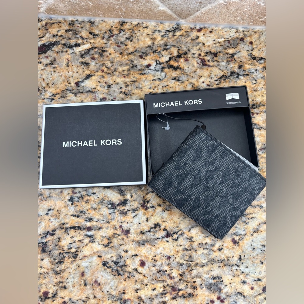 Michael Kors Black Wallet with White Box - Picture 5 of 6